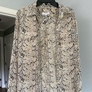 Equipment blouse in cool neutral snake print
